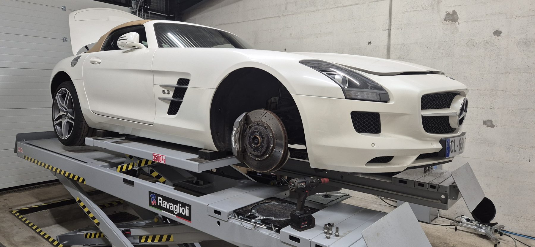 Mercedes-AMG SLS sur le pont, freins AMG visibles