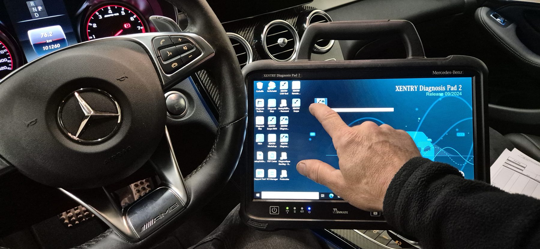 Outil de diagnostic XENTRY branché sur une Mercedes-AMG