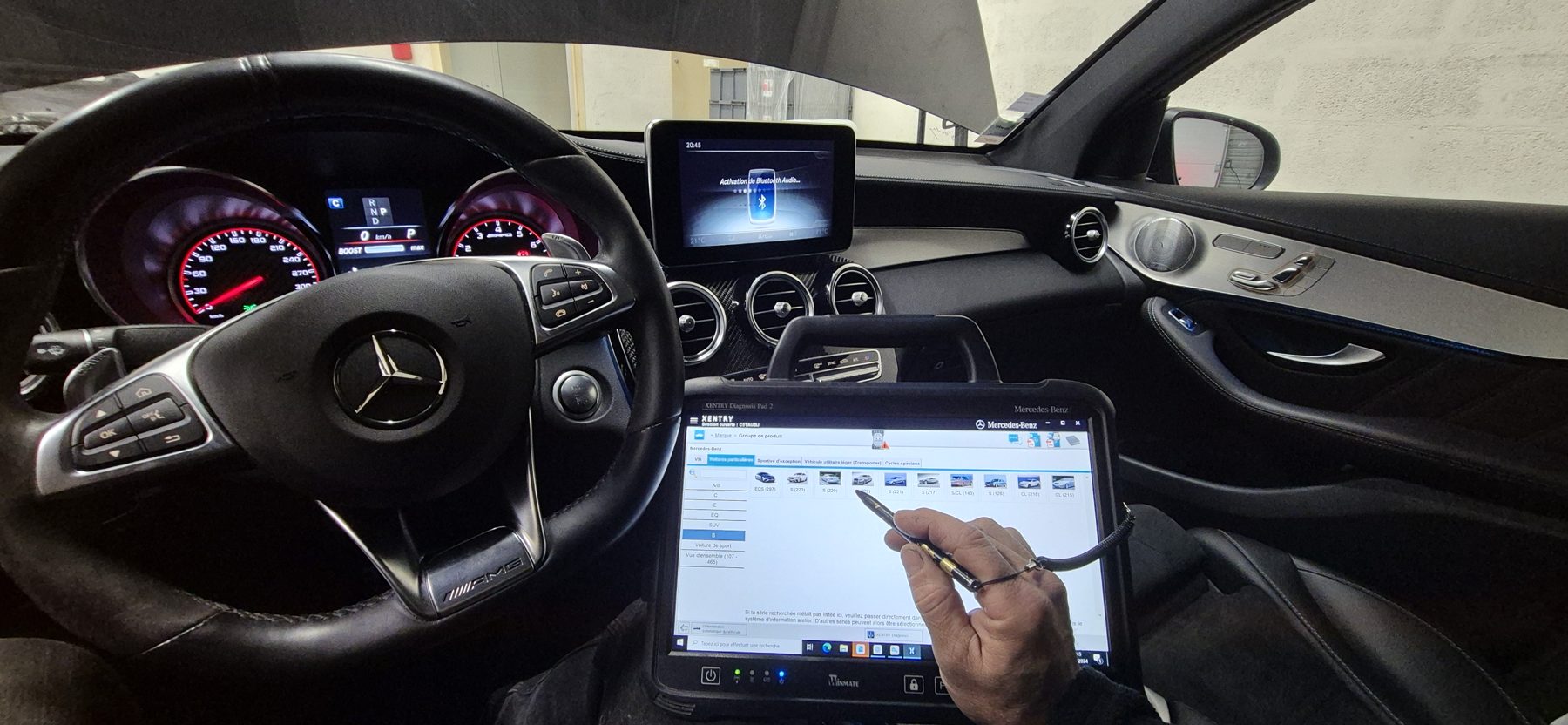 Poste de conduite d'une Mercedes-AMG en cours de diagnostic